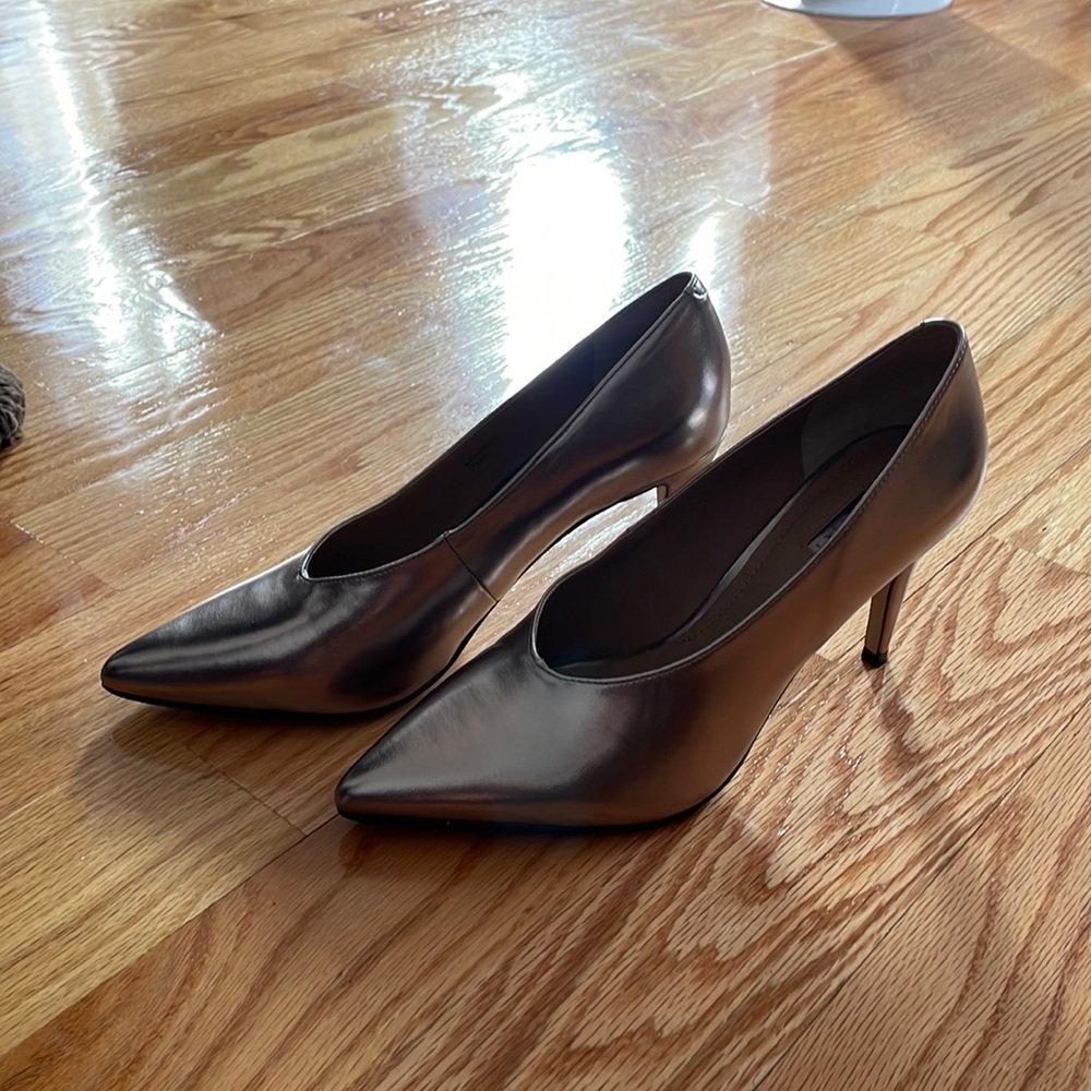 Tahari Silver shoes 👠 High hills.